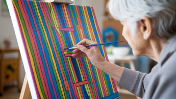 Art-thérapie avec les motifs sénégalais : bienfaits pour les résidents seniors